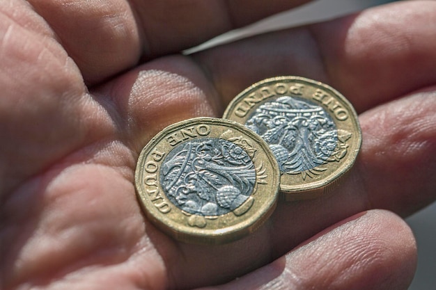 A close-up shot of Brazilian currency (Real) being exchanged between two people, representing the increased purchasing power expected from the minimum wage increase.