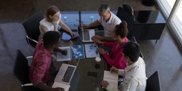 Mercado de Trabalho: Áreas em Alta e Como Se Qualificar em 2024 - Cover Image