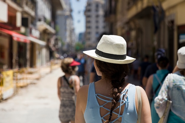 A bustling colonial Brazilian city scene, showing people of different ethnicities interacting and trading in Portuguese.