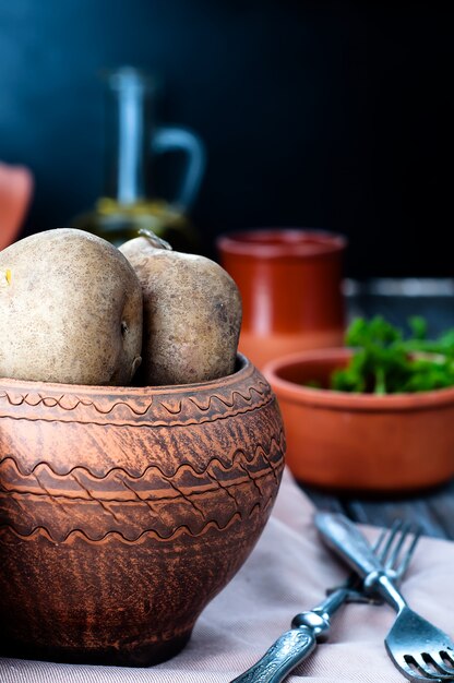 Barreado being served from a clay pot, with a side of manioc flour. The rustic presentation emphasizes the traditional cooking method and the simplicity of the ingredients.