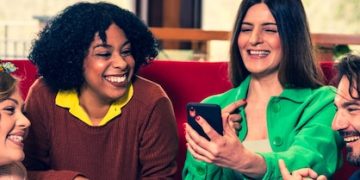 Influenciadores Digitais Brasileiros: Como Moldam o Consumo e a Cultura Online - Cover Image