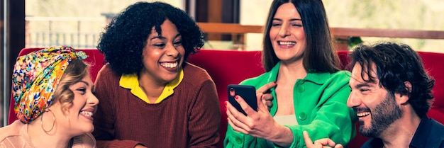 Influenciadores Digitais Brasileiros: Como Moldam o Consumo e a Cultura Online