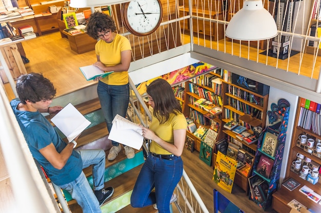 A vibrant photo of a modern brazilian bookstore, full of people browsing the shelves, highlighting the contemporary interest in brazilian literature.
