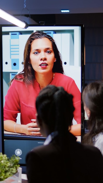 Luiza Trajano participating in a live webcast where she discusses the importance of customer focus, technology investment, and employee engagement in the growth of Magazine Luiza, illustrating a modern, forward-thinking business approach.
