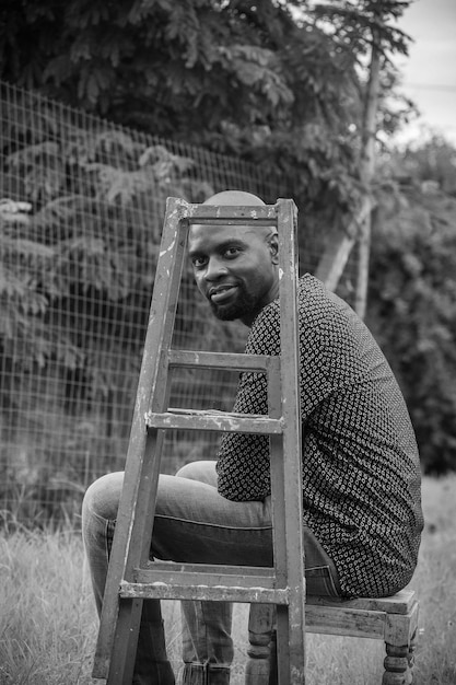 A black and white photograph capturing the early career struggles of [Nome de Personalidade Brasileira], working late in a modest office space, conveying dedication and perseverance.