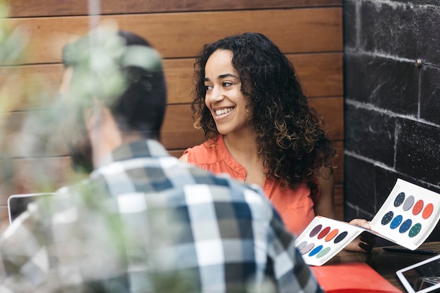 A photo showcasing [Nome de Personalidade Brasileira] interacting with customers, demonstrating the brand's commitment to customer service and building strong relationships.